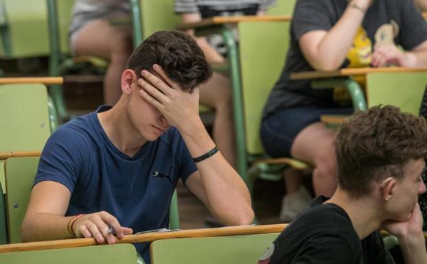 Un estudiante espera el comienzo de las pruebas en las aulas de la Facultad de Derecho de la Universidad de Zaragoza.