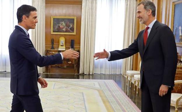 El rey Felipe VI saluda al líder del Partido Socialista PSOE, Pedro Sánchez (i), en el Palacio de la Zarzuela. 