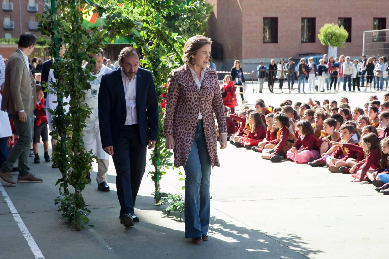 El Centro Sagrado Corazón de Logroño ha acogido este viernes una representación de San Bernabé protagonizada por sus alumnos y a la que ha acudido la alcaldesa de Logroño en funciones, Cuca Gamarra.