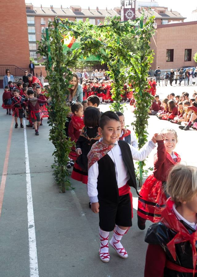 El Centro Sagrado Corazón de Logroño ha acogido este viernes una representación de San Bernabé protagonizada por sus alumnos y a la que ha acudido la alcaldesa de Logroño en funciones, Cuca Gamarra.