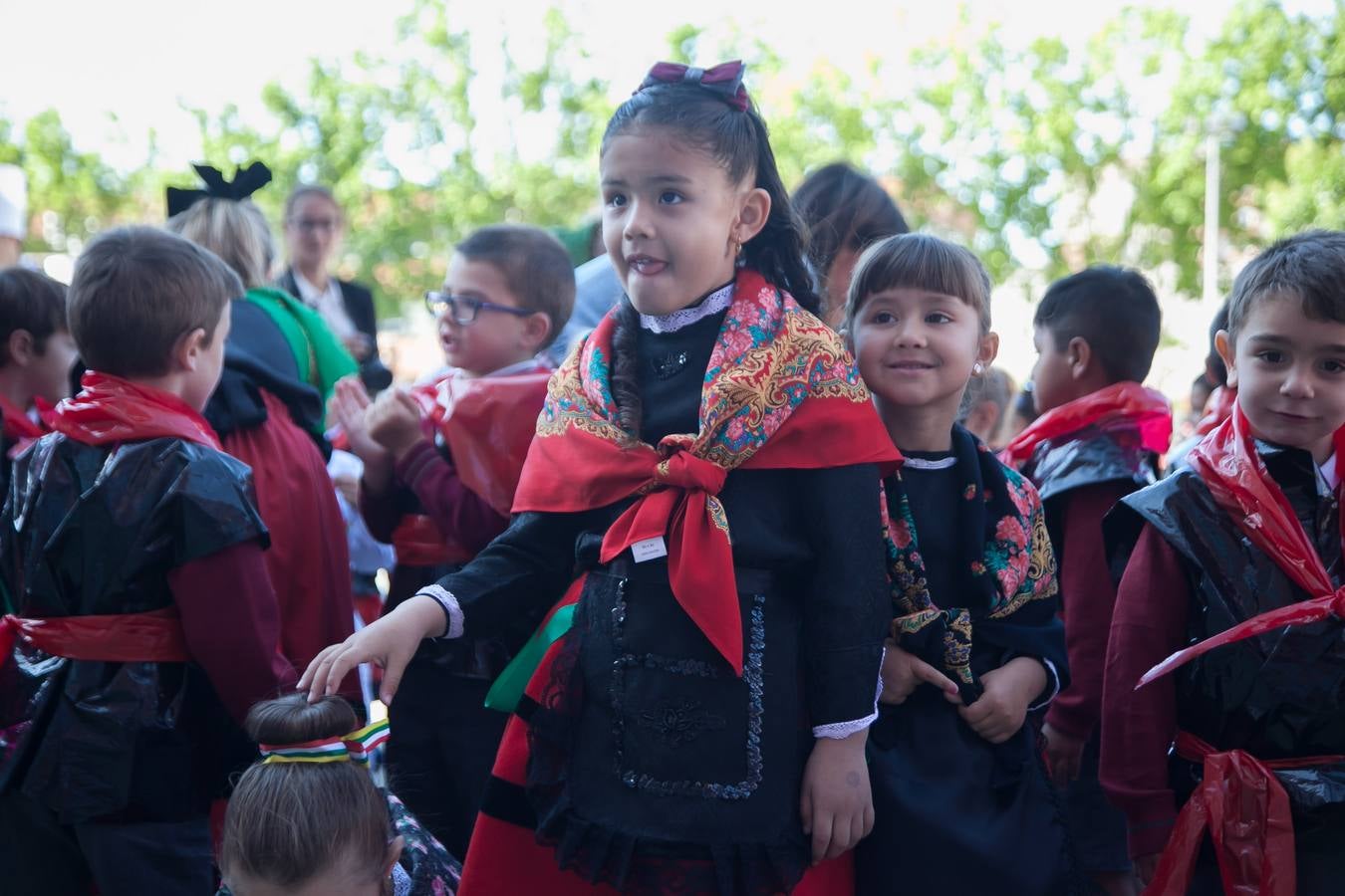 El Centro Sagrado Corazón de Logroño ha acogido este viernes una representación de San Bernabé protagonizada por sus alumnos y a la que ha acudido la alcaldesa de Logroño en funciones, Cuca Gamarra.