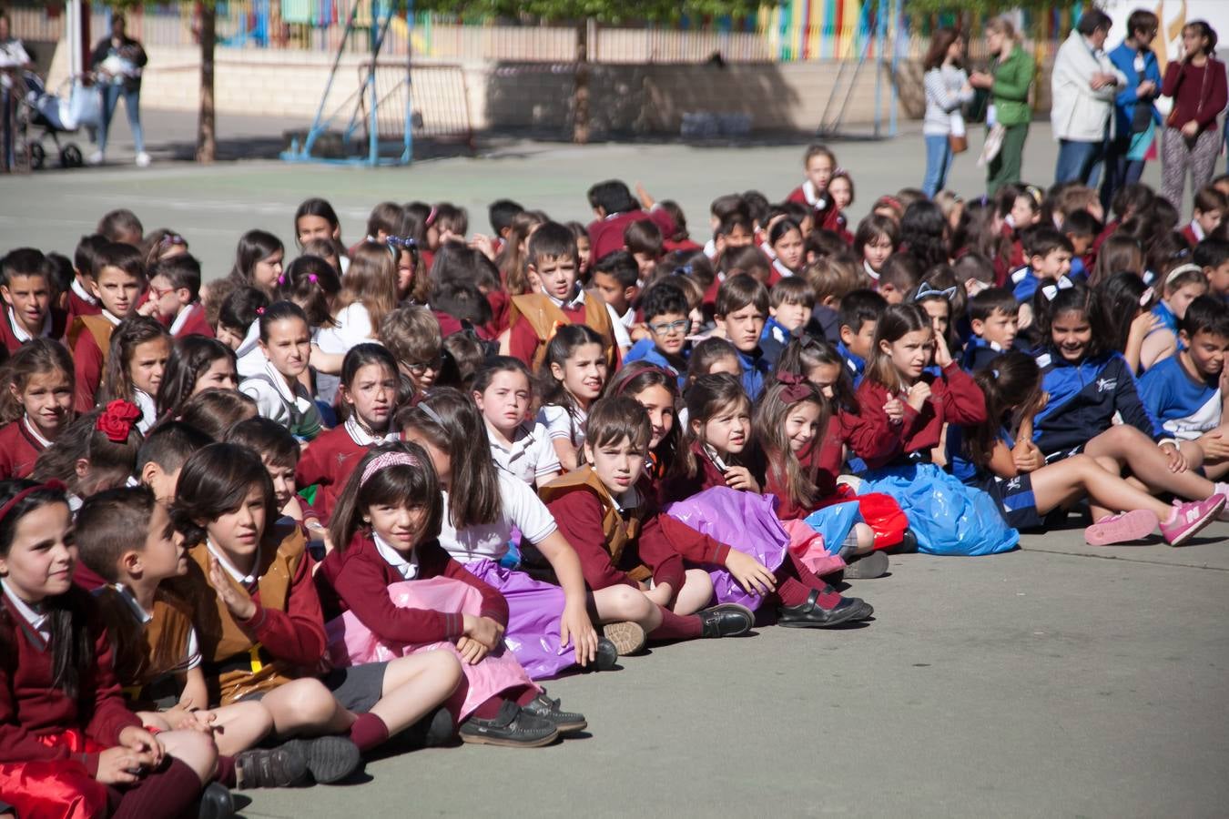 El Centro Sagrado Corazón de Logroño ha acogido este viernes una representación de San Bernabé protagonizada por sus alumnos y a la que ha acudido la alcaldesa de Logroño en funciones, Cuca Gamarra.