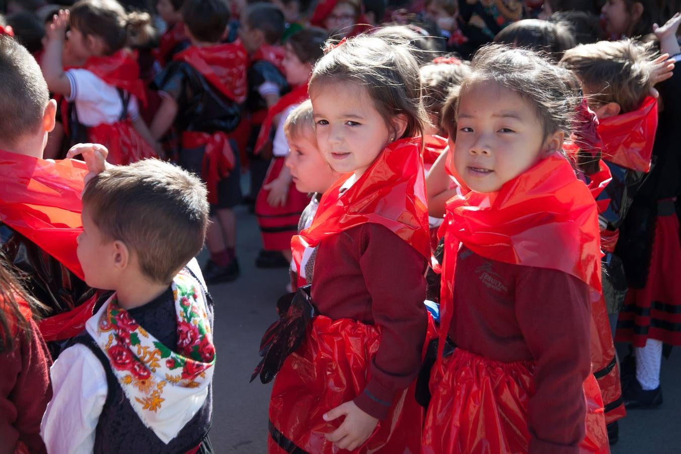 El Centro Sagrado Corazón de Logroño ha acogido este viernes una representación de San Bernabé protagonizada por sus alumnos y a la que ha acudido la alcaldesa de Logroño en funciones, Cuca Gamarra.