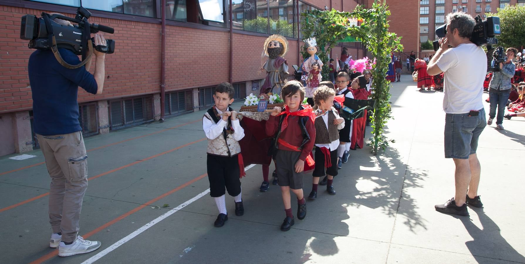 El Centro Sagrado Corazón de Logroño ha acogido este viernes una representación de San Bernabé protagonizada por sus alumnos y a la que ha acudido la alcaldesa de Logroño en funciones, Cuca Gamarra.