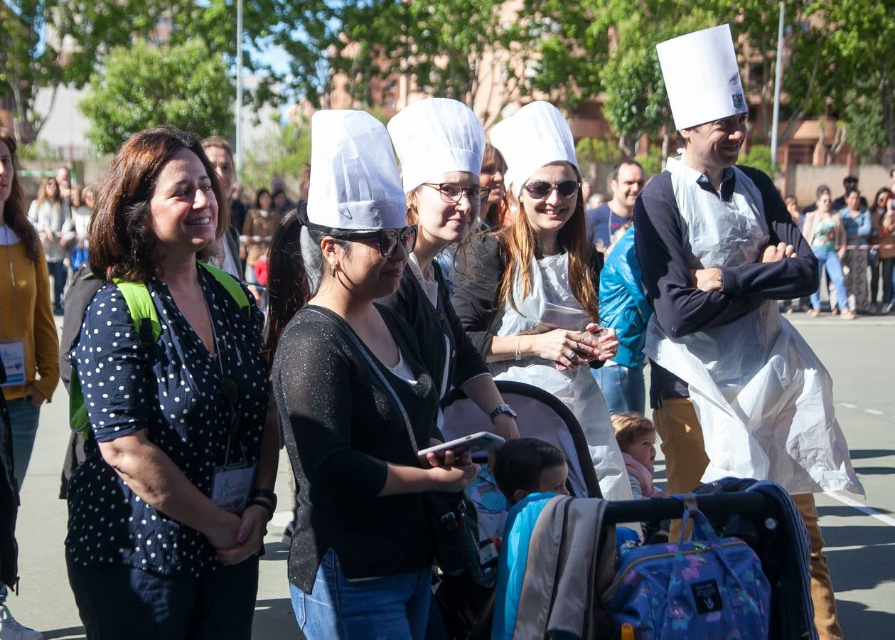 El Centro Sagrado Corazón de Logroño ha acogido este viernes una representación de San Bernabé protagonizada por sus alumnos y a la que ha acudido la alcaldesa de Logroño en funciones, Cuca Gamarra.