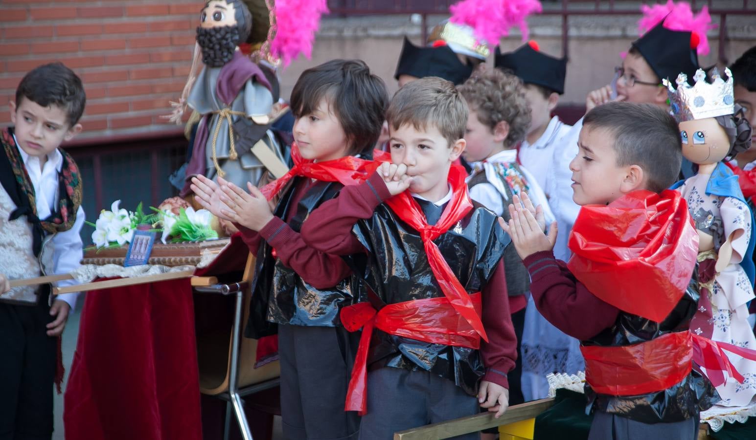 El Centro Sagrado Corazón de Logroño ha acogido este viernes una representación de San Bernabé protagonizada por sus alumnos y a la que ha acudido la alcaldesa de Logroño en funciones, Cuca Gamarra.