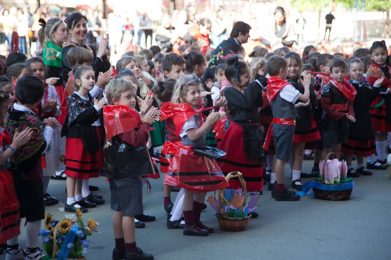 El Centro Sagrado Corazón de Logroño ha acogido este viernes una representación de San Bernabé protagonizada por sus alumnos y a la que ha acudido la alcaldesa de Logroño en funciones, Cuca Gamarra.