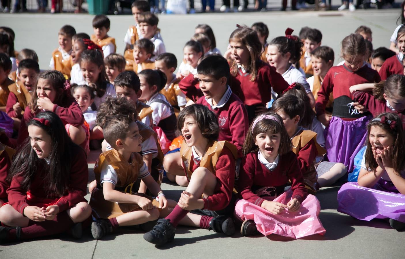 El Centro Sagrado Corazón de Logroño ha acogido este viernes una representación de San Bernabé protagonizada por sus alumnos y a la que ha acudido la alcaldesa de Logroño en funciones, Cuca Gamarra.