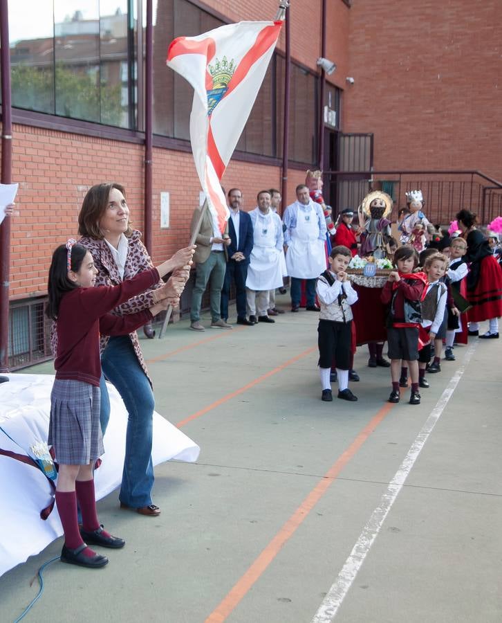 El Centro Sagrado Corazón de Logroño ha acogido este viernes una representación de San Bernabé protagonizada por sus alumnos y a la que ha acudido la alcaldesa de Logroño en funciones, Cuca Gamarra.