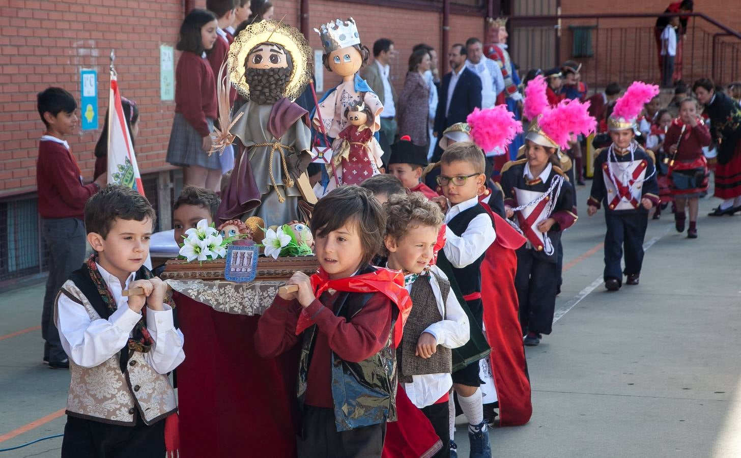 El Centro Sagrado Corazón de Logroño ha acogido este viernes una representación de San Bernabé protagonizada por sus alumnos y a la que ha acudido la alcaldesa de Logroño en funciones, Cuca Gamarra.