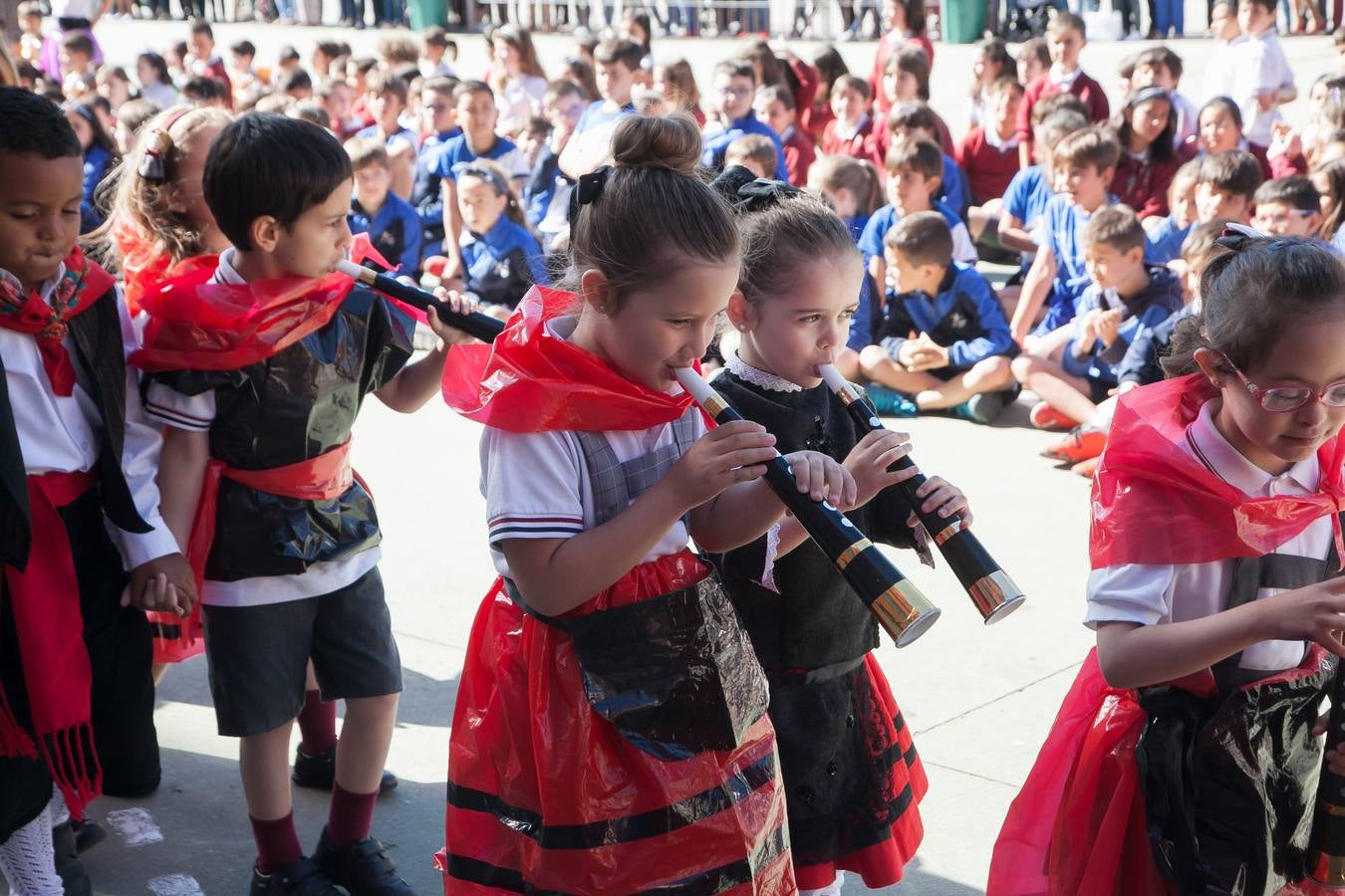 El Centro Sagrado Corazón de Logroño ha acogido este viernes una representación de San Bernabé protagonizada por sus alumnos y a la que ha acudido la alcaldesa de Logroño en funciones, Cuca Gamarra.