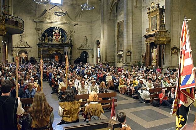 Iglesia de Santiago abarrotada con motivo de la recreación de uno de los pasados Concejos Abiertos. :: m. herreros