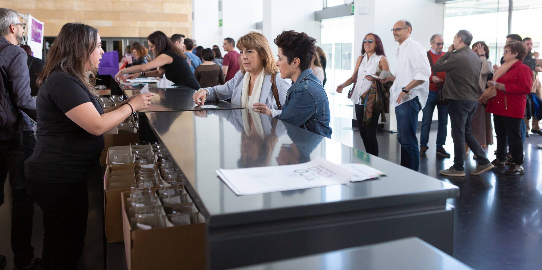 Dieciséis bodegas de todo el país ofrecieron sus vinos en la Cata Popular de los X Premios Ecovino, en Riojafórum