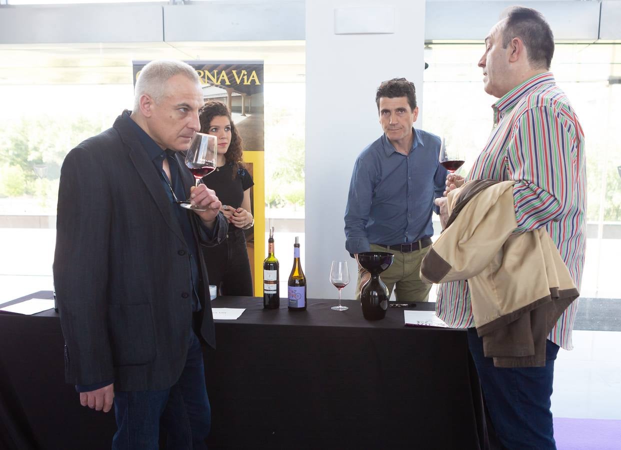 Dieciséis bodegas de todo el país ofrecieron sus vinos en la Cata Popular de los X Premios Ecovino, en Riojafórum