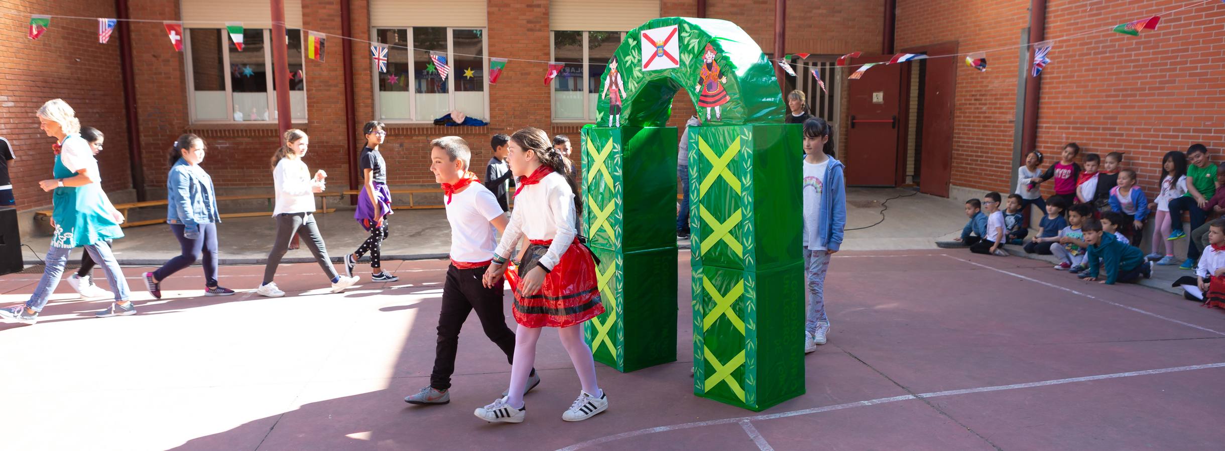 Fotos: Representación de San Bernabé por los alumnos del colegio Vélez de Guevara