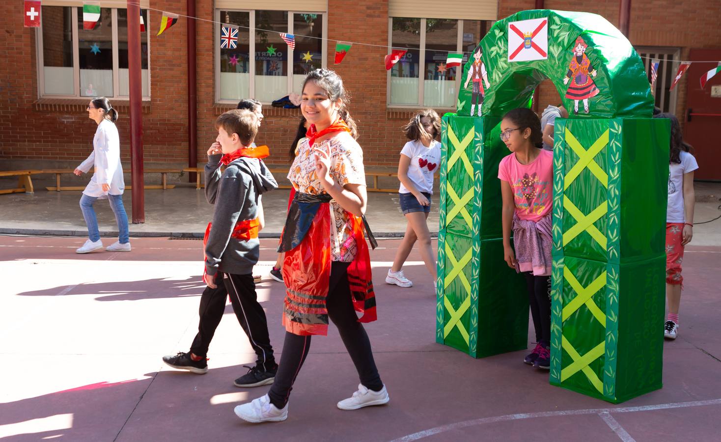 Fotos: Representación de San Bernabé por los alumnos del colegio Vélez de Guevara