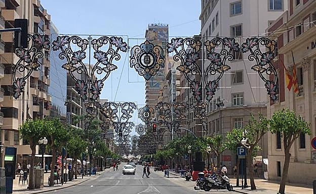 Las calles alicantinas, engalanadas este sábado.