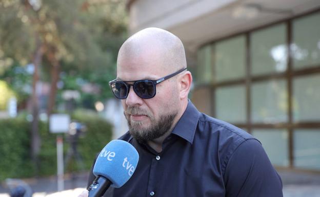 Alejandro Ibáñez, hijo de Narciso Ibáñez Serrador, a la puerta del tanatorio de la M-30 de Madrid.