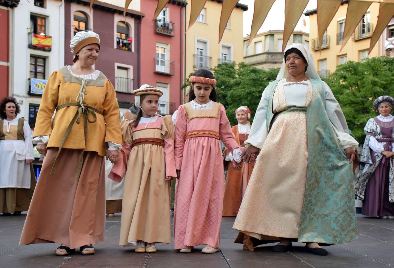 Fotos: Pasarela de trajes renacentistas en la plaza del Mercado