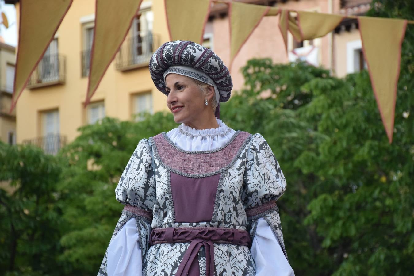 Fotos: Pasarela de trajes renacentistas en la plaza del Mercado