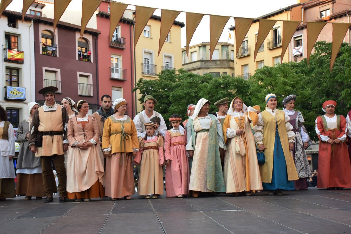 Fotos: Pasarela de trajes renacentistas en la plaza del Mercado