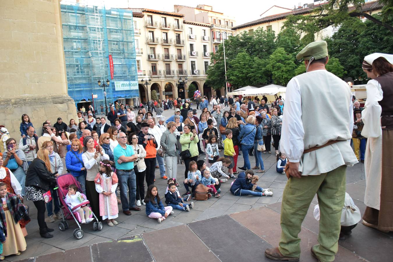 Fotos: Pasarela de trajes renacentistas en la plaza del Mercado