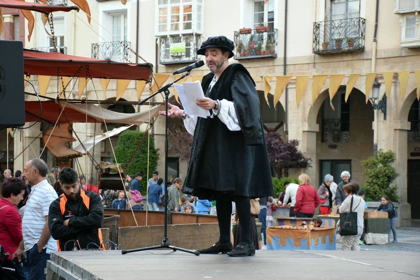 Fotos: Pasarela de trajes renacentistas en la plaza del Mercado