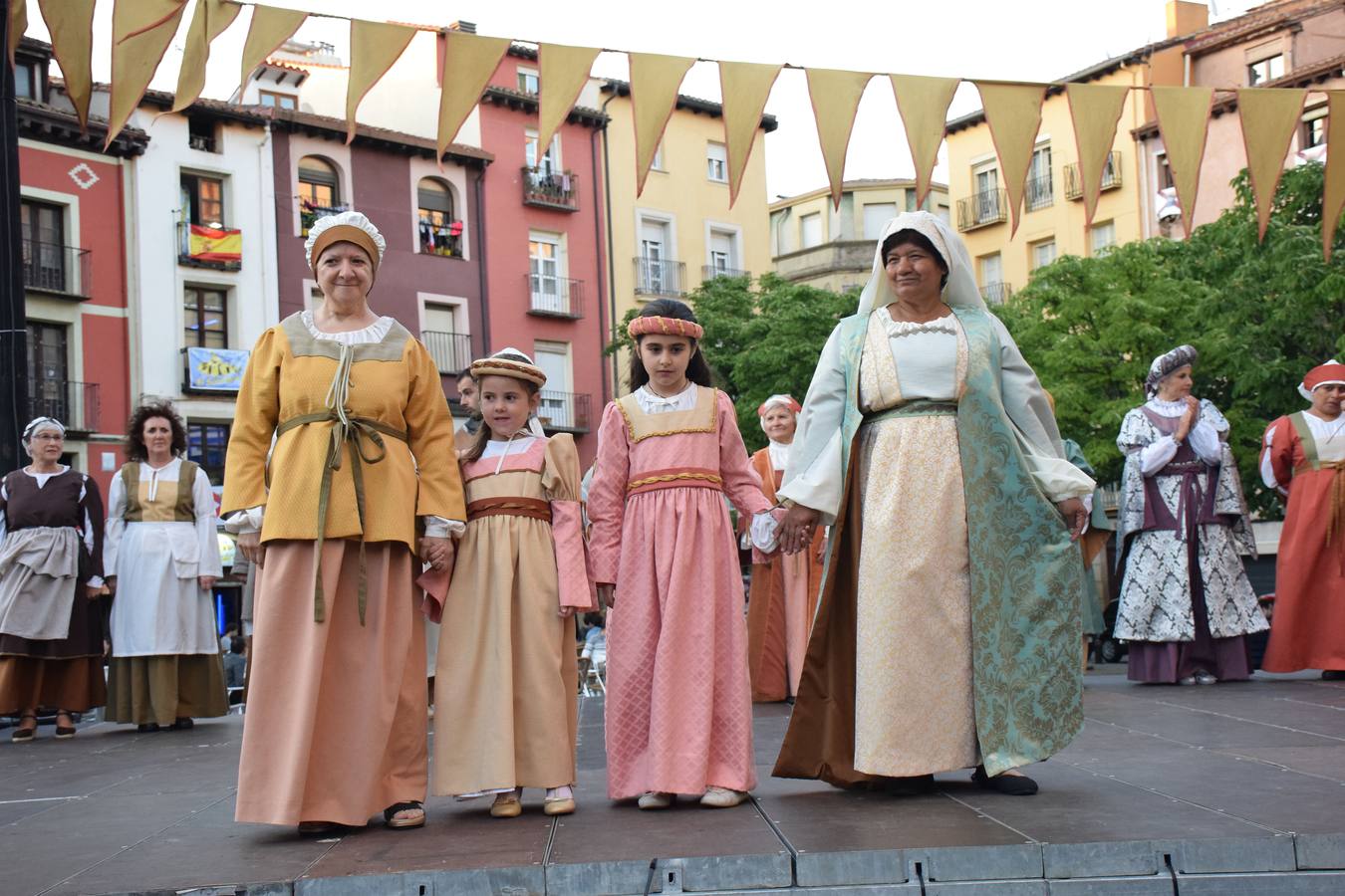 Porque excepción disco Fotos: Pasarela de trajes renacentistas en la plaza del Mercado | La Rioja