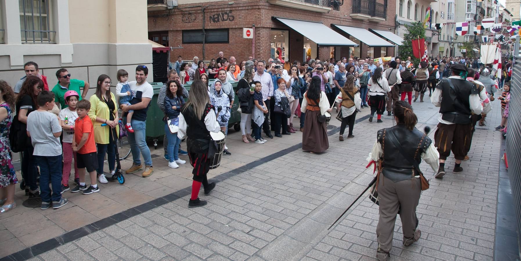 Fotos: Ambiente en las calles de Logroño por San Bernabé: el sábado
