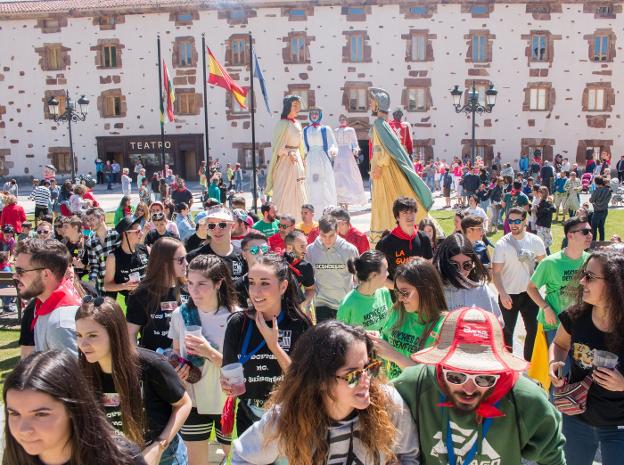 El cohete abrió las fiestas en la plaza de la Constitución. 