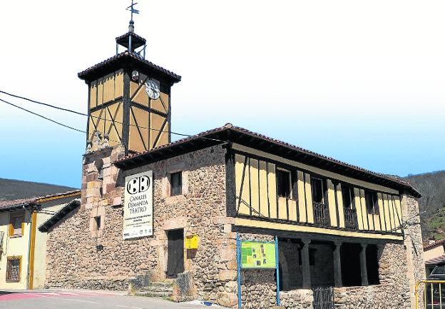 Montaje fotográfico del edificio del Papamoscas, cuyo interior acoge la vieja corrala barroca, con la lona que anunciará el festival. 