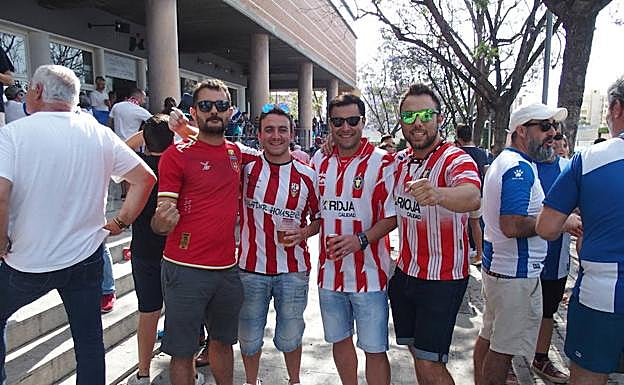 Imagen principal - Los colores blanco y rojo se dejaron ver por Alicante