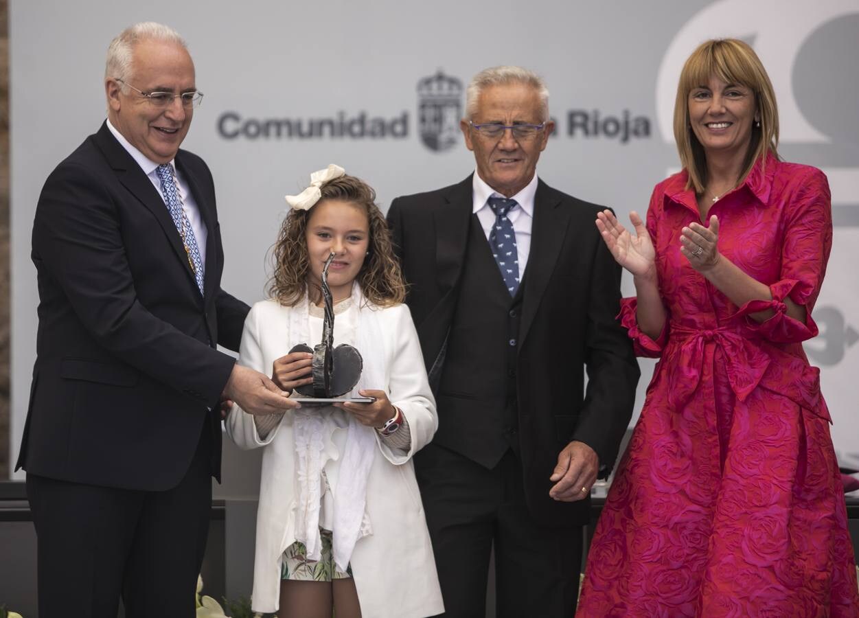 San Millán de la Cogolla ha acogido la celebración institucional del 9 de junio con la entrega de las Medallas de La Rioja, el Galardón de las Artes y las distinciones de Riojanos Ilustres 