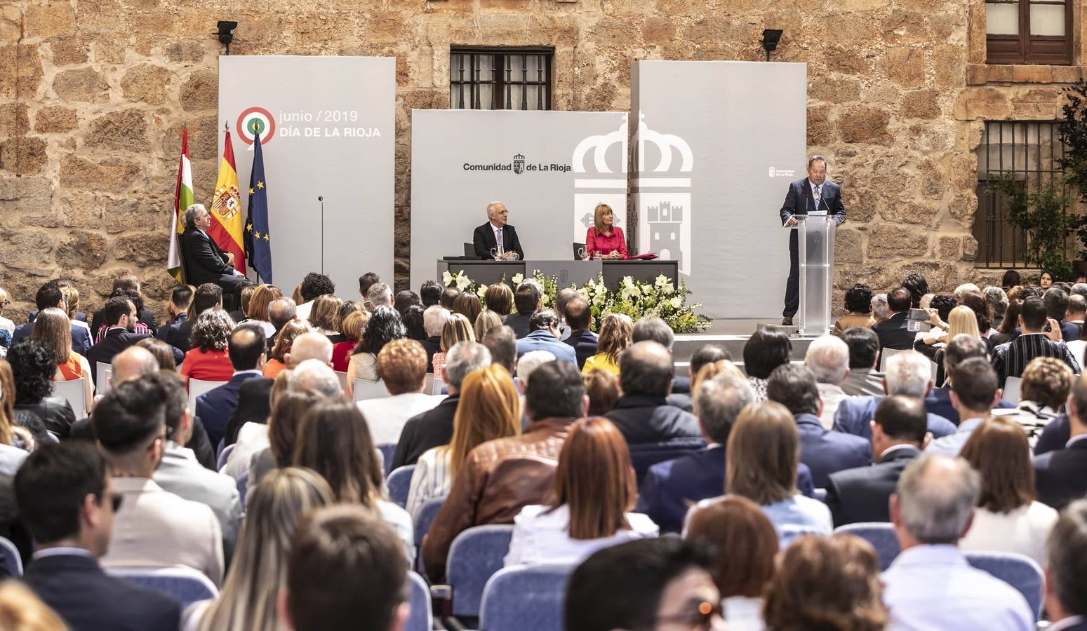 San Millán de la Cogolla ha acogido la celebración institucional del 9 de junio con la entrega de las Medallas de La Rioja, el Galardón de las Artes y las distinciones de Riojanos Ilustres 