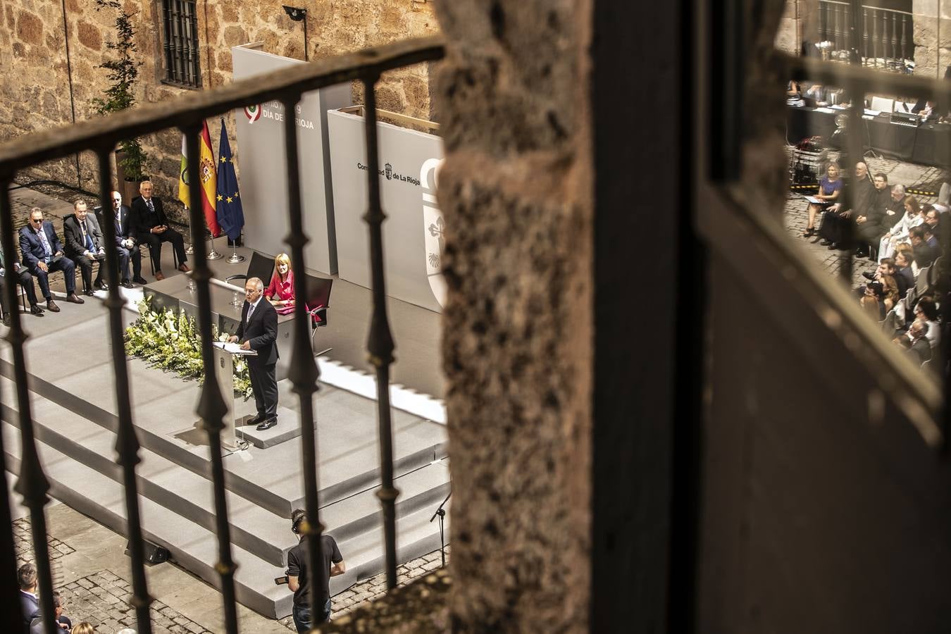 San Millán de la Cogolla ha acogido la celebración institucional del 9 de junio con la entrega de las Medallas de La Rioja, el Galardón de las Artes y las distinciones de Riojanos Ilustres 