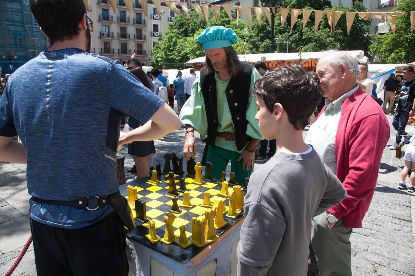 Fotos: Un domingo muy festivo en Logroño