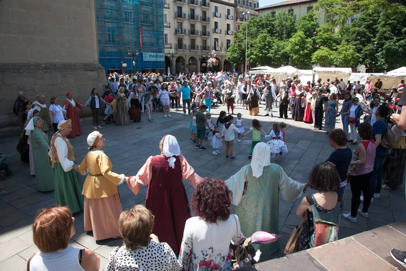 Fotos: Un domingo muy festivo en Logroño