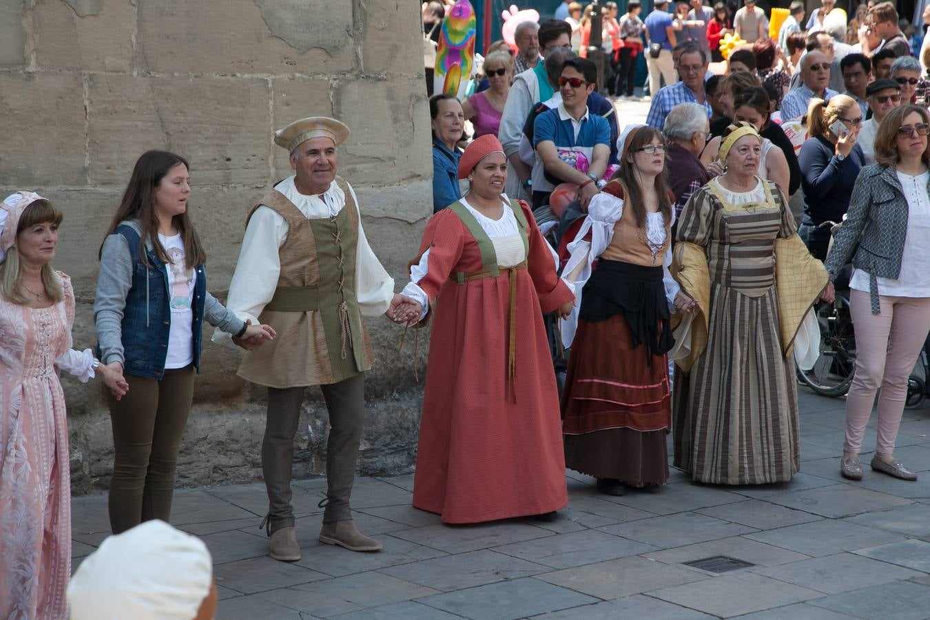 Fotos: Un domingo muy festivo en Logroño