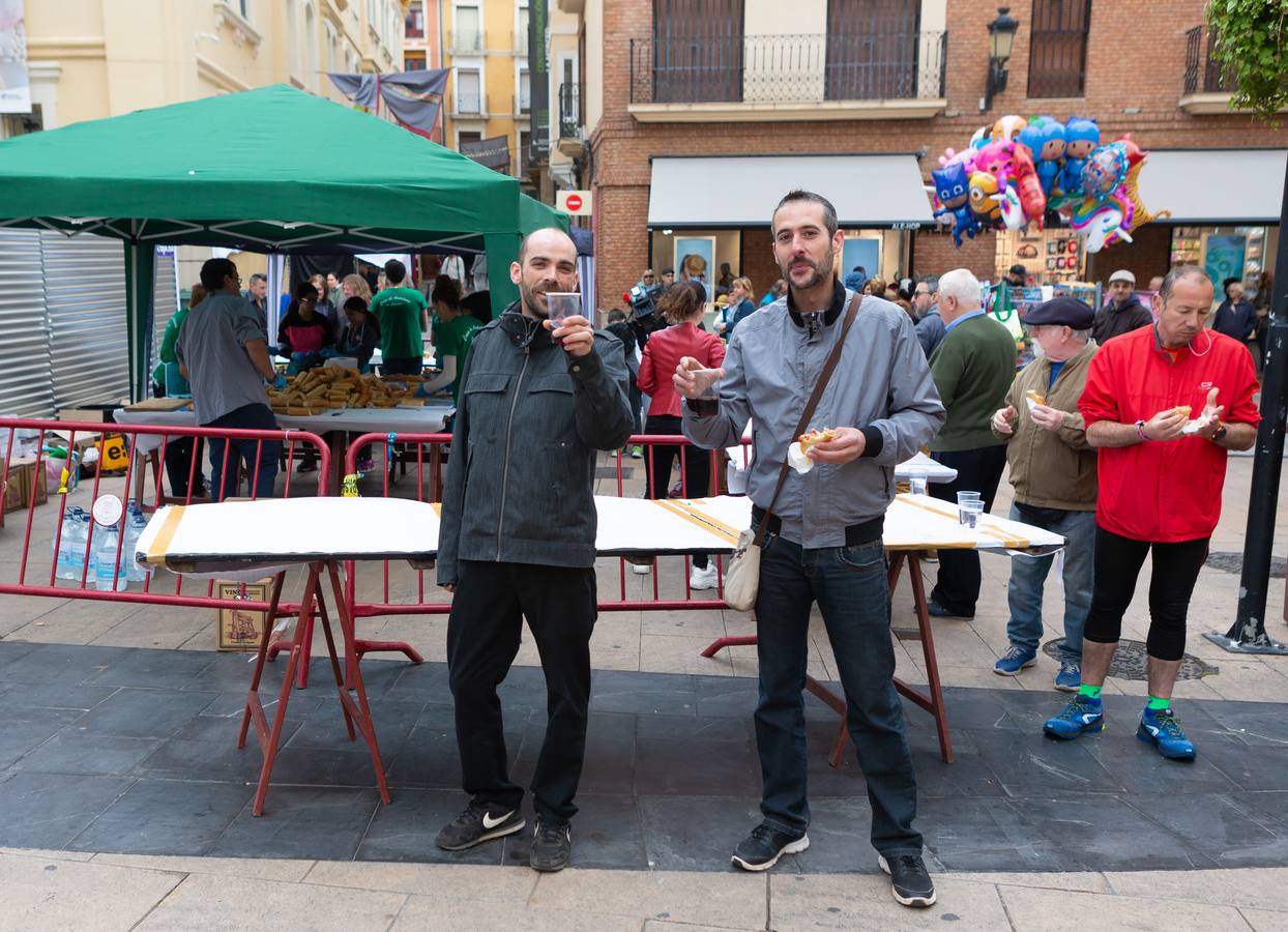 Fotos: La Casa de Andalucía ofrece una degustación de bocatita de melva con pimientos