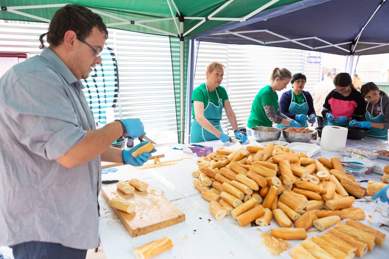 Fotos: La Casa de Andalucía ofrece una degustación de bocatita de melva con pimientos