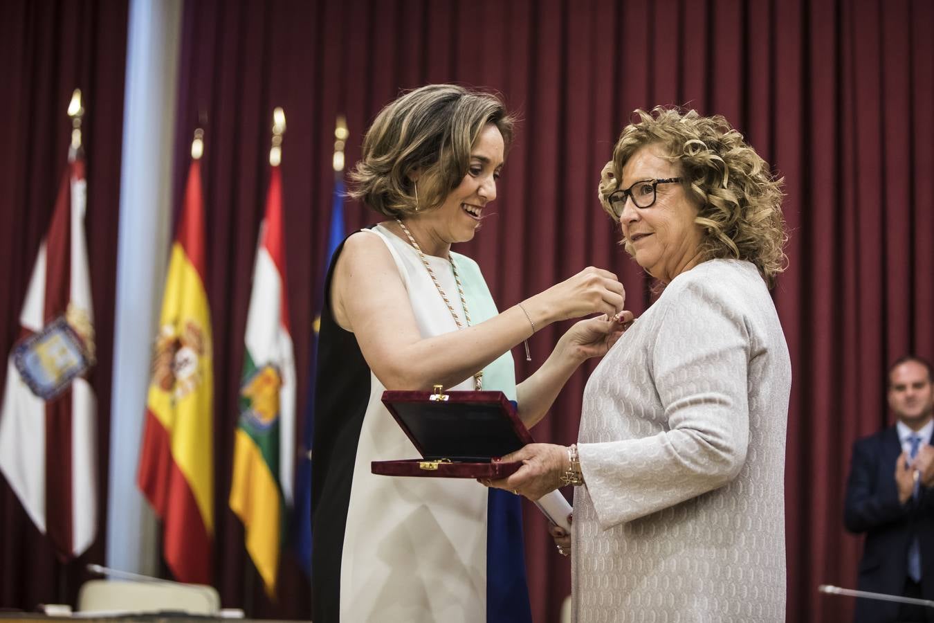 Acto de entrega de la Insignias de San Bernabé, en esta ocasión, al periodista Fernando Lázaro; la presidenta del CERMI, Manoli Muro; el médico Joaquín Yangüela; y la voluntaria María Jesús Romero