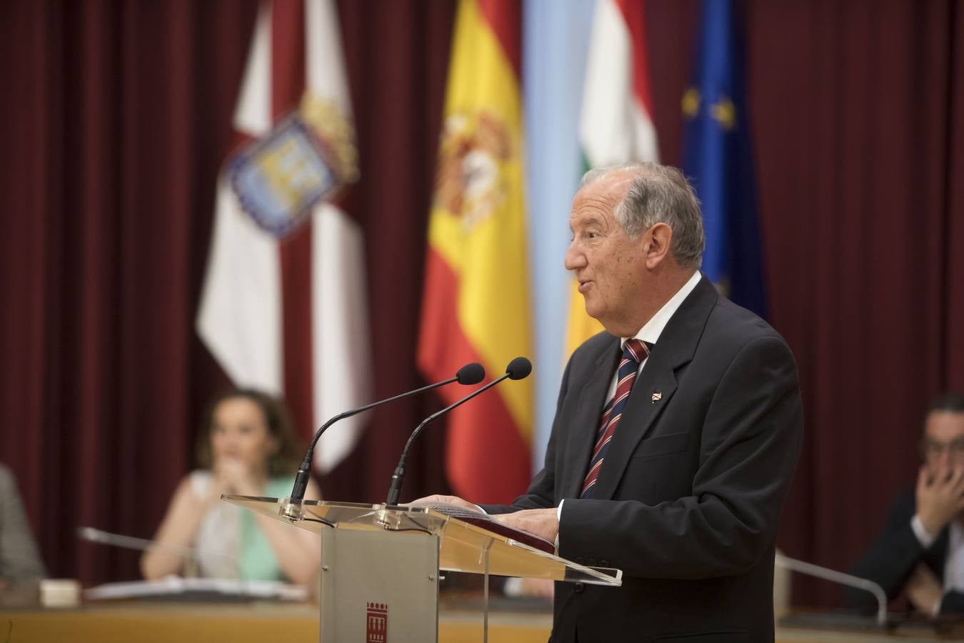 Acto de entrega de la Insignias de San Bernabé, en esta ocasión, al periodista Fernando Lázaro; la presidenta del CERMI, Manoli Muro; el médico Joaquín Yangüela; y la voluntaria María Jesús Romero