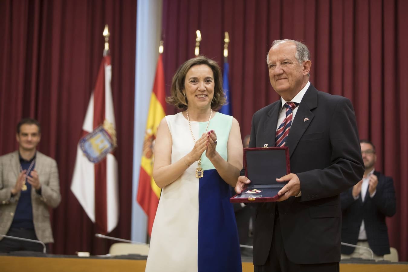 Acto de entrega de la Insignias de San Bernabé, en esta ocasión, al periodista Fernando Lázaro; la presidenta del CERMI, Manoli Muro; el médico Joaquín Yangüela; y la voluntaria María Jesús Romero