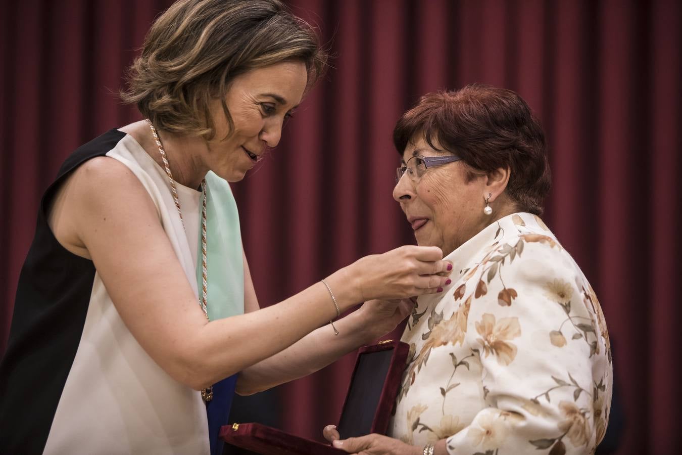 Acto de entrega de la Insignias de San Bernabé, en esta ocasión, al periodista Fernando Lázaro; la presidenta del CERMI, Manoli Muro; el médico Joaquín Yangüela; y la voluntaria María Jesús Romero