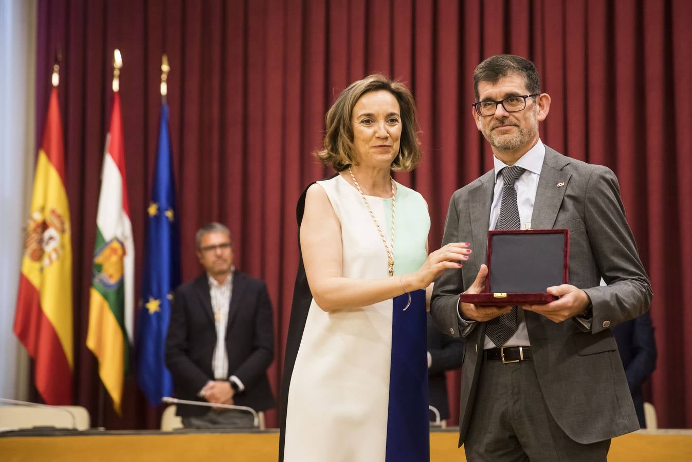 Acto de entrega de la Insignias de San Bernabé, en esta ocasión, al periodista Fernando Lázaro; la presidenta del CERMI, Manoli Muro; el médico Joaquín Yangüela; y la voluntaria María Jesús Romero