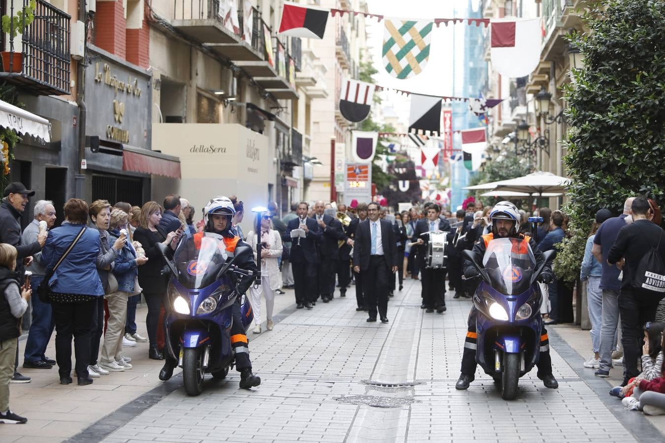 Fotos: Tradicional ofrenda de flores en El Revellín