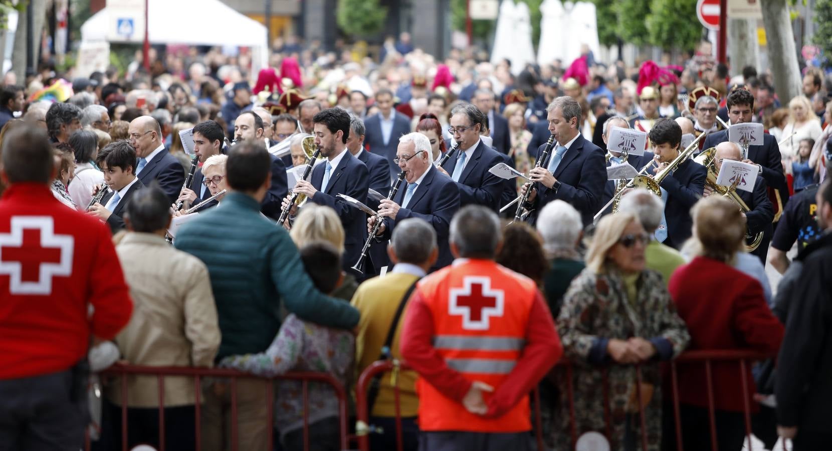 Fotos: Tradicional ofrenda de flores en El Revellín