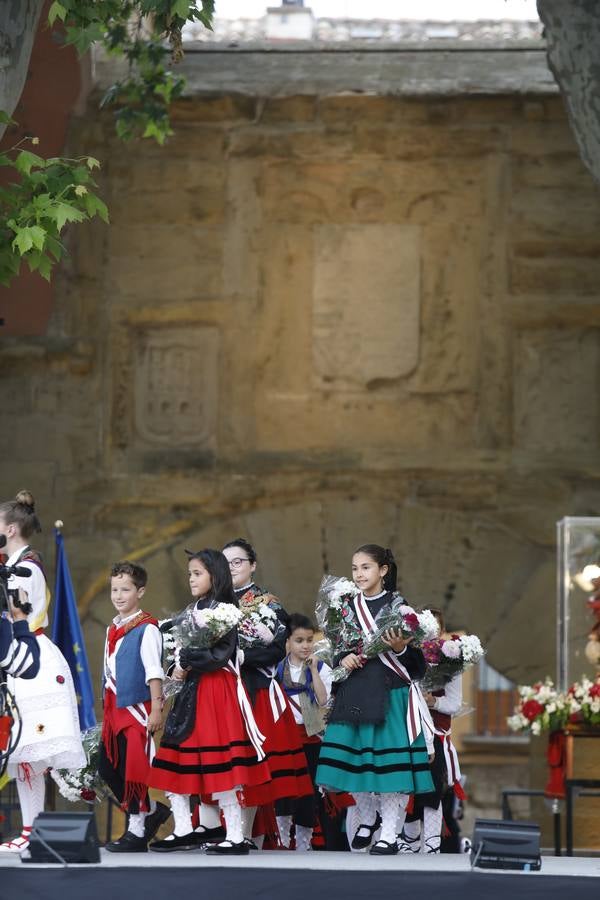 Fotos: Tradicional ofrenda de flores en El Revellín