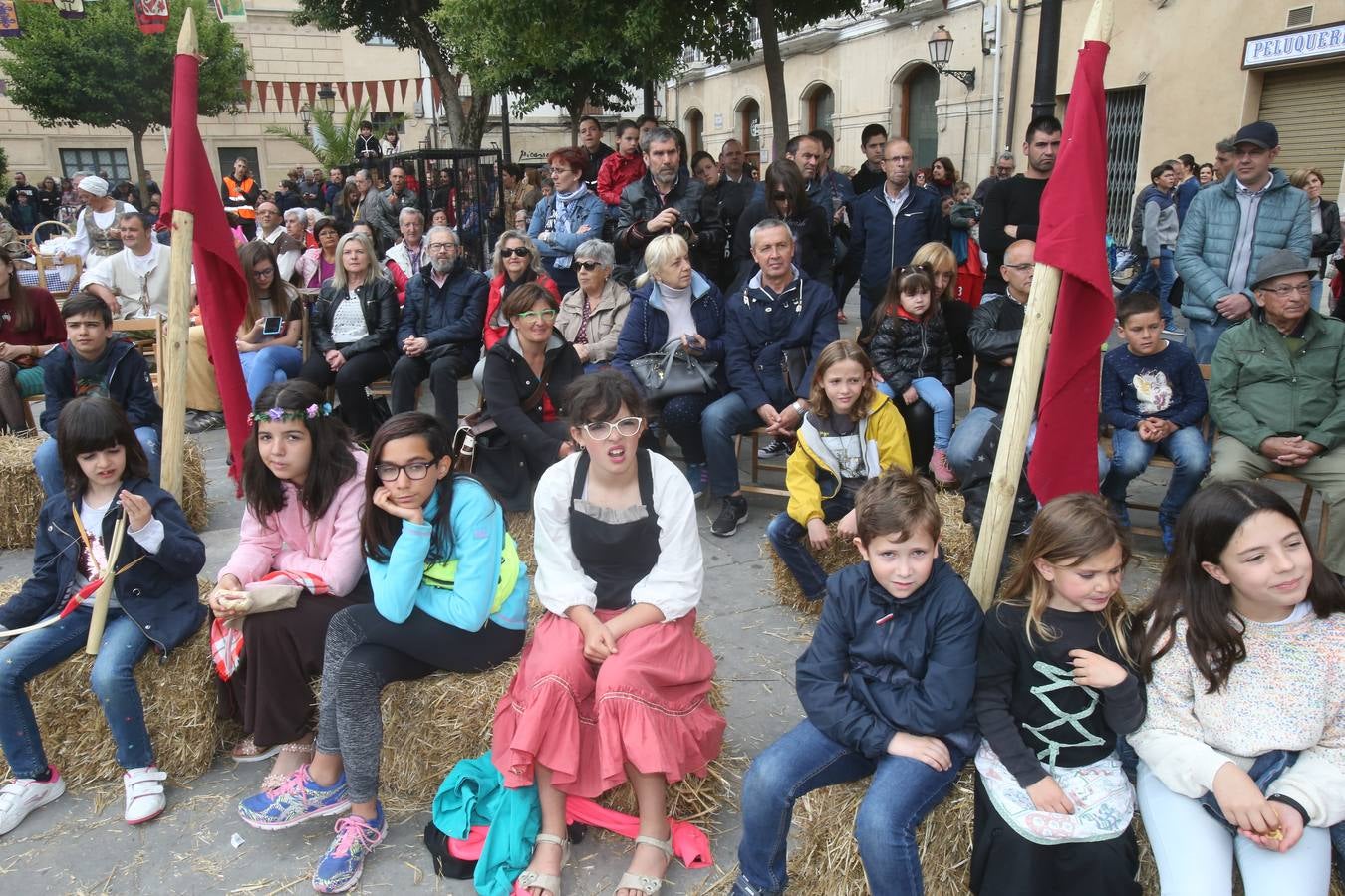 Fotos: Teatro y actuaciones en la calle por San Bernabé