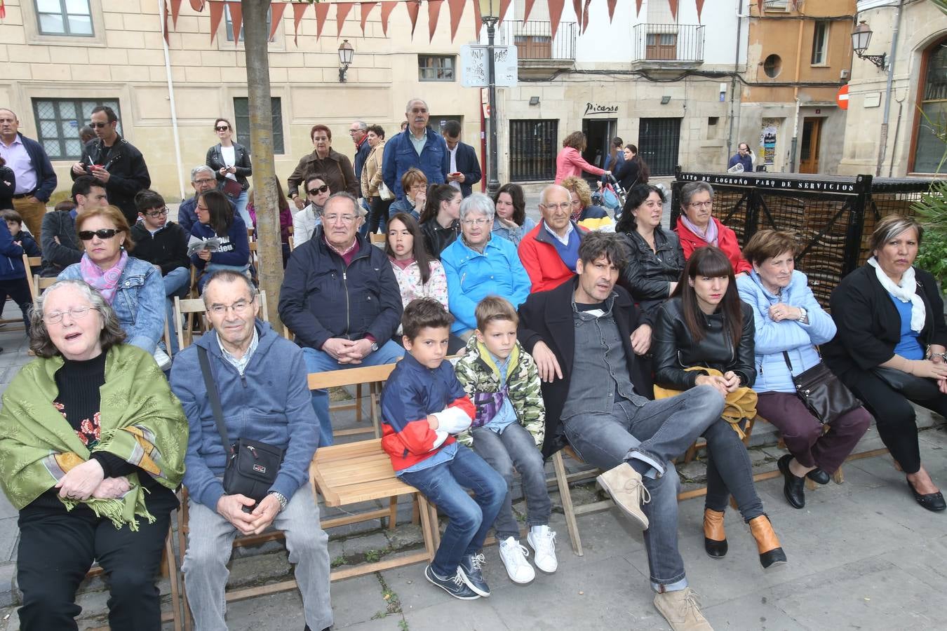 Fotos: Teatro y actuaciones en la calle por San Bernabé
